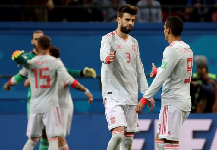 El defensa español Gerard Piqué saluda al delantero español Rodrigo (d) tras el partido Irán-España./EFE