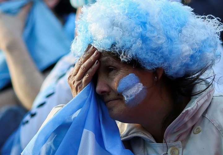 Reacción de la afición argentina al ver su equipo perder en su segundo partido. Foto EFE