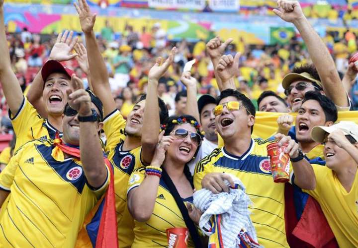 Hinchas con la camiseta de la selección de fútbol de Colombia ofrecieron disculpas. Foto EFE