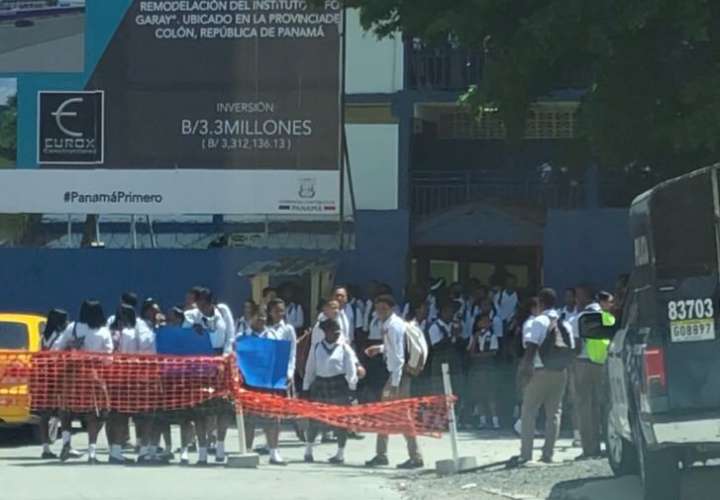 Salen a protestar por malas condiciones de dos escuelas en Colón