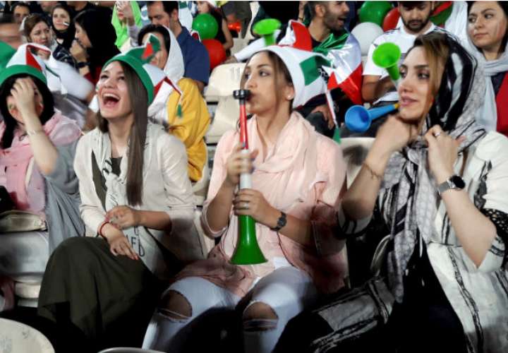 Las mujeres iraníes disfrutaron de ver un partido de fútbol. Foto: EFE