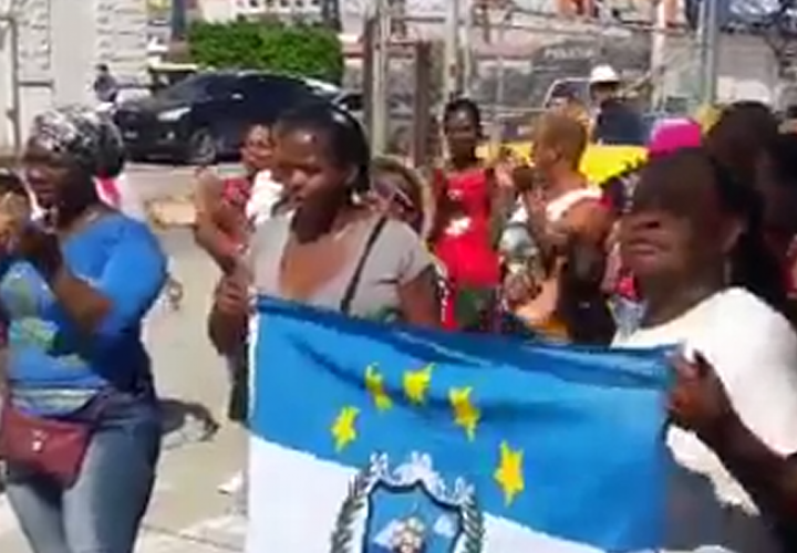 Mujeres desempleadas salen a protestar para pedir empleo