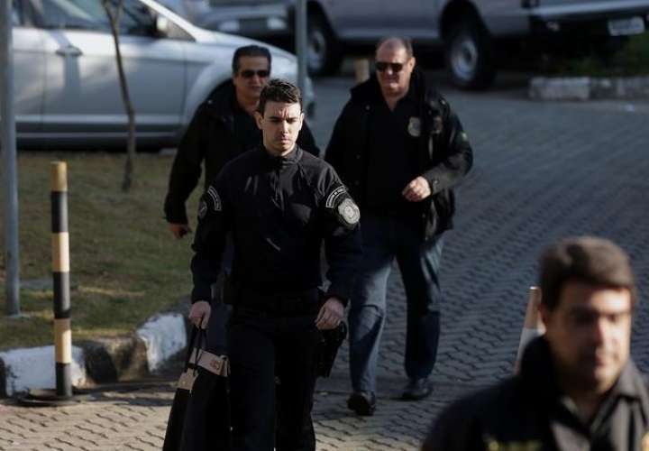 Policías federales llegan a la Superintendencia, en Sao Paulo (Brasil). EFE 