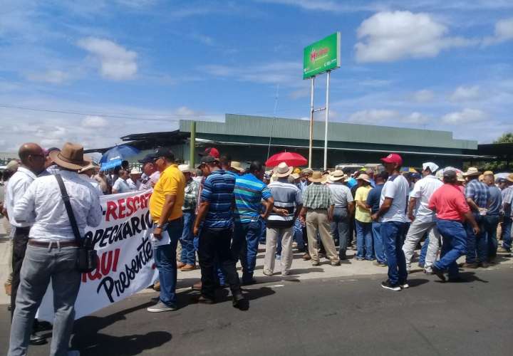 Productores marchan en Divisa para exigir respuesta a la crisis del agro