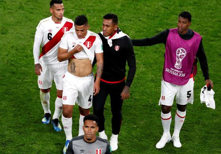 Acabó el sueño de la selección de Perú luego de esperar 36 años para debutar en un Mundial. Foto EFE