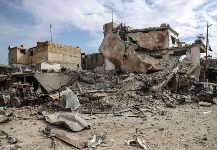 Edificios destruídos tras un bombardeo al este de Guta, en Duma en Siria, en febrero de 2018. EFE/Archivo