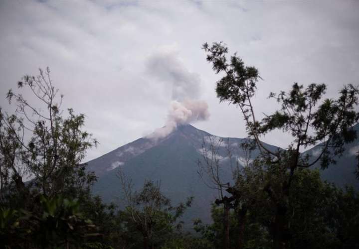 En el contorno del cráter del volcán, que dista unos 50 kilómetros de la capital de Guatemala, se originan 