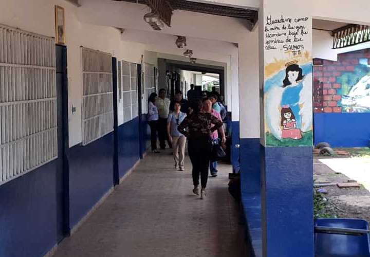 Docentes de colegio en Los Algarrobos suspenden clases