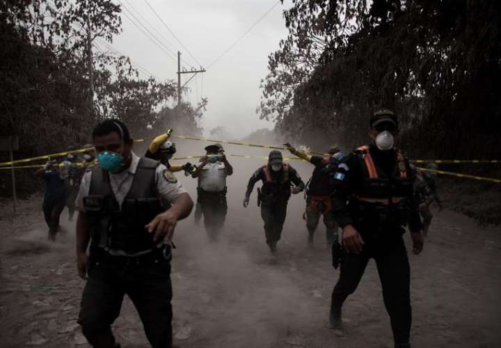 Un grupo de policías de Guatemala ayudan a evacuar a los residentes de la aldea El Porvenir. Foto/EFE