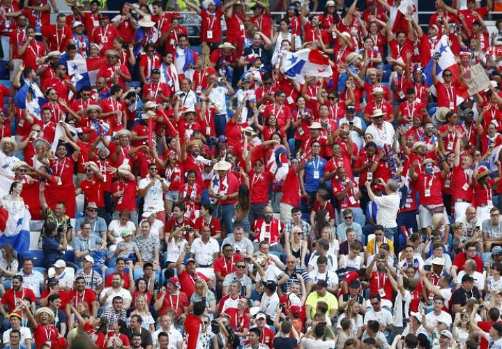 Fanáticos panameños celebran en el estadio Nizhni. Foto: AP 