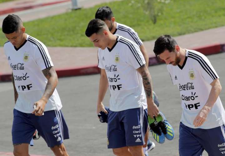 Lionel Messi (dcha.), Cristian Pavón (c) y Marco Rojo llegan al entrenamiento que el equipo albiceleste ha realizado hoy en Bronnitsy. Foto EFE