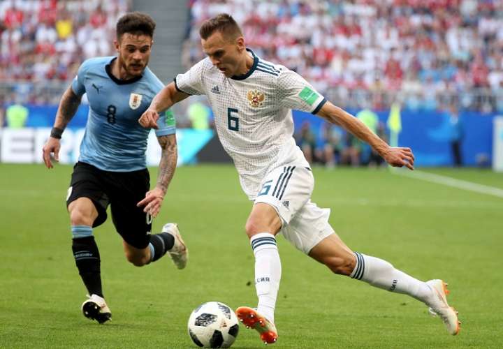 Denis Cheryshev controla el balón en el partido frente a Uruguay./EFE