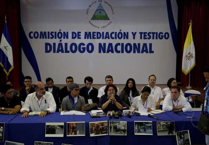 Representantes de la opositora Alianza por la Justicia y la Paz hablan el 16 de junio de 2018, en Managua (Nicaragua). EFE