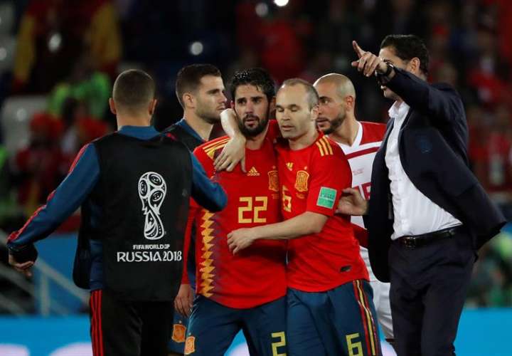Los jugadores españoles Isco (c-i) e Iniesta, junto a su entrenador, Fernando Hierro (d), tras finalizar el partido España-Marruecos, del Grupo B del Mundialde Rusia 2018. Foto EFE