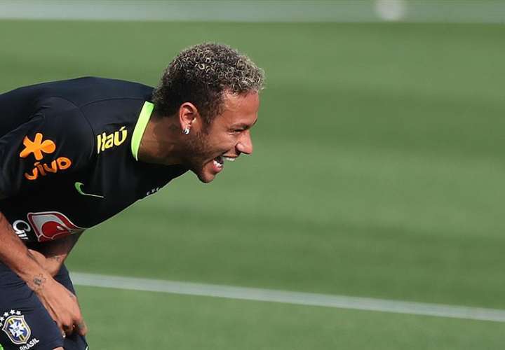 Neymar no esconde su felicidad durante los entrenamientos de la selección de Brasil. Foto EFE
