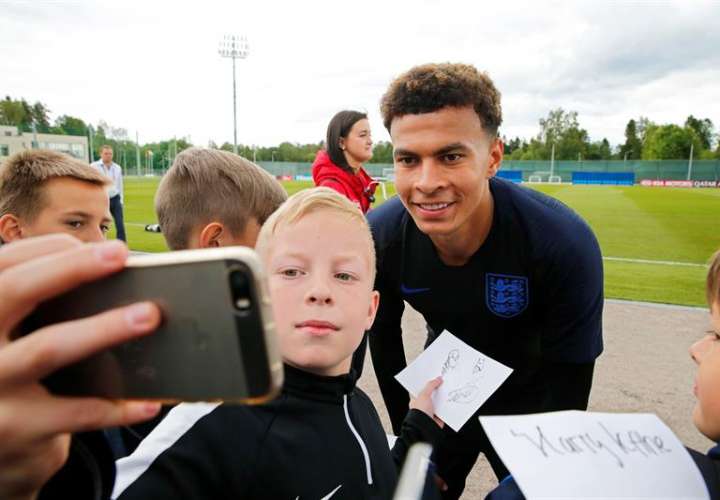 Dele Alli se toma un selfie con un fanático luego de finalizar los entrenamientos de la selección de Inglaterra. Foto EFE