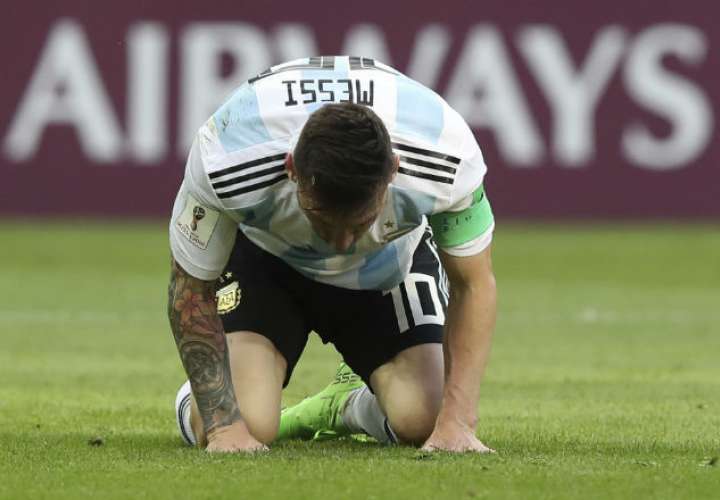 El jugador Lionel Messi muestra su frustración. Foto: AP 
