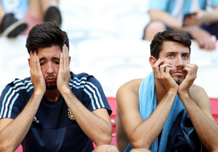 Los fanáticos argentinos lloraron y sufrieron la eliminación de Argentina en octavos de final.