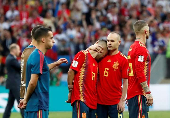 Jugadores españoles reaccionan tras el partido España-Rusia, de octavos de final del Mundial de Fútbol de Rusia 2018, en el Estadio Luzhnikí, Rusia./EFE