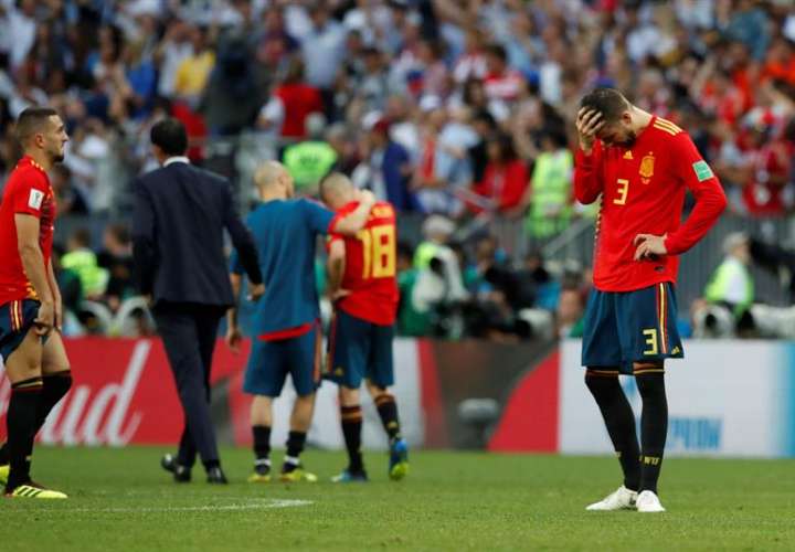 El defensa español Gerard Piqué se lamenta tras el partido España-Rusia, de octavos de final del Mundial de Fútbol de Rusia 2018, en el Estadio Luzhnikí, Rusia. Foto EFE