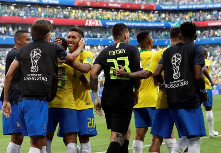 Brasil, de nuevo selección más goleadora de la historia de la Copa del Mundo Jugadores brasileños celebran el 2-0 durante el partido Brasil-México, de octavos de final. Foto EFE