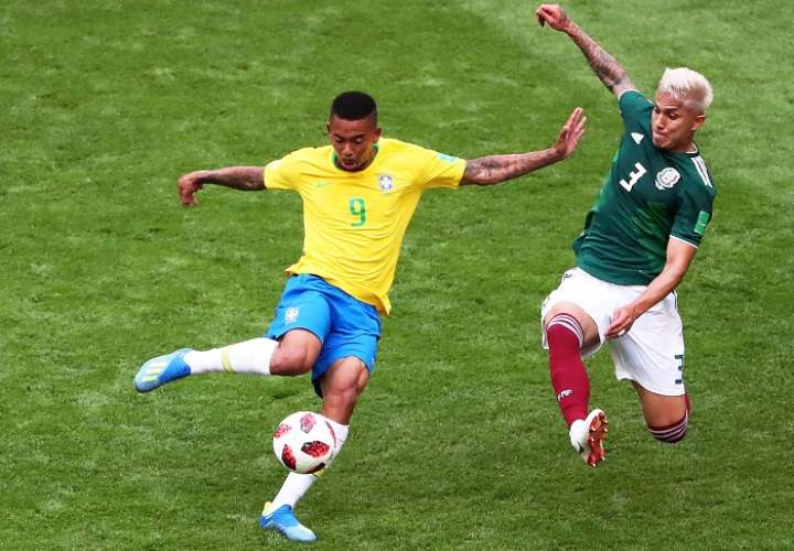 Gabriel Jesús (i) de Brasil disputa un balón con Carlos Salcedo (d) de México durante un partido del Mundial de Fútbol Rusia 2018./ EFE