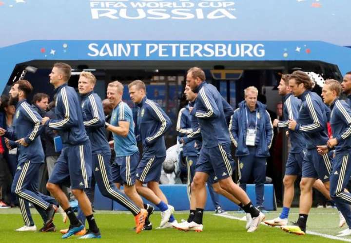 Los jugadores de la selección de Suecia calientan durante la sesión de entrenamiento del equipo celebrada esta mañana en el estadio de San Petersburgo (Rusia). Foto EFE
