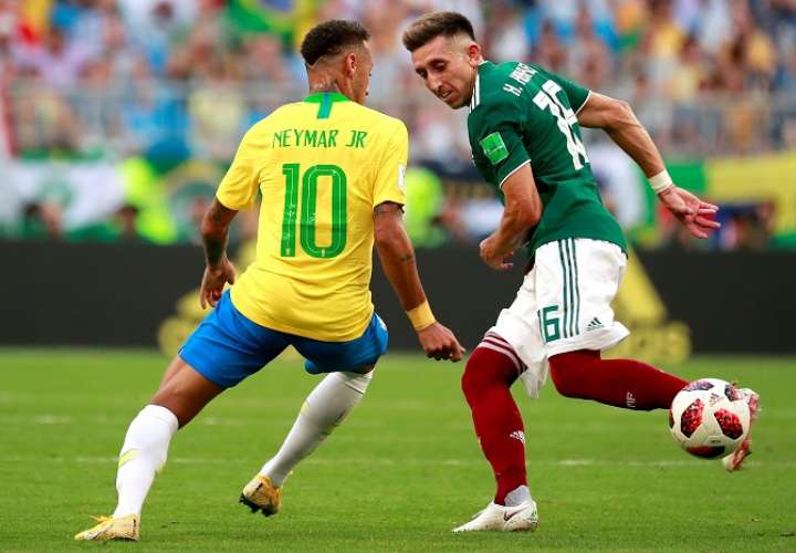 El delantero brasileño Neymar y el centrocampista mexicano Hector Herrera durante el partido Brasil-México, de octavos de final./EFE