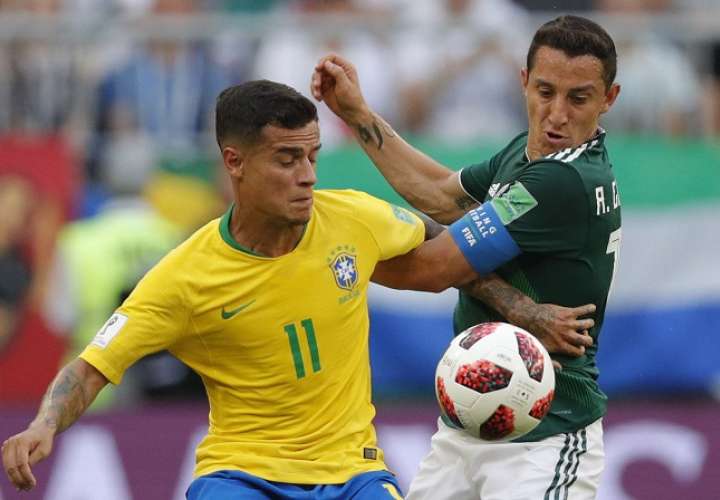 Philippe Coutinho disputa el balón con Andres Guardado en el triunfo de Brasil sobre Mexico./EFE