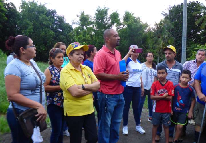 Moradores de El Barrero protestan por incumplimientos de constructora