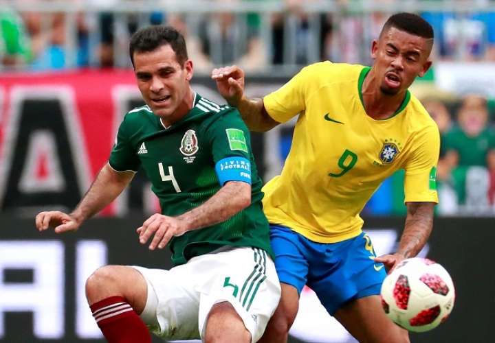 El defensa mexicano Rafael Márquez y el delantero brasileño Gabriel Jesus disputan el balón durante el partido Brasil-México, de octavos de final./EFE