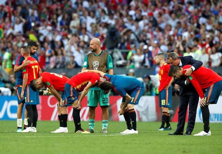 Los jugadores de la selección española tras perder en la tanda de penaltis durante el partido España-Rusia, de octavos de final. Foto EFE