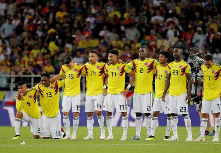 Los jugadores colombianos, durante la tanda de penaltis del partido Colombia-Inglaterra, de octavos de final del Mundial de Fútbol de Rusia 2018./EFE