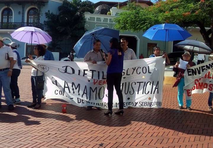 Familiares y víctimas de dietilenglicol protestan cerca de la Presidencia