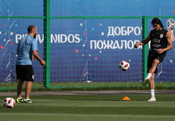 Edinson Cavani marcó dos goles en los partidos de octavos de final contra Portugal.