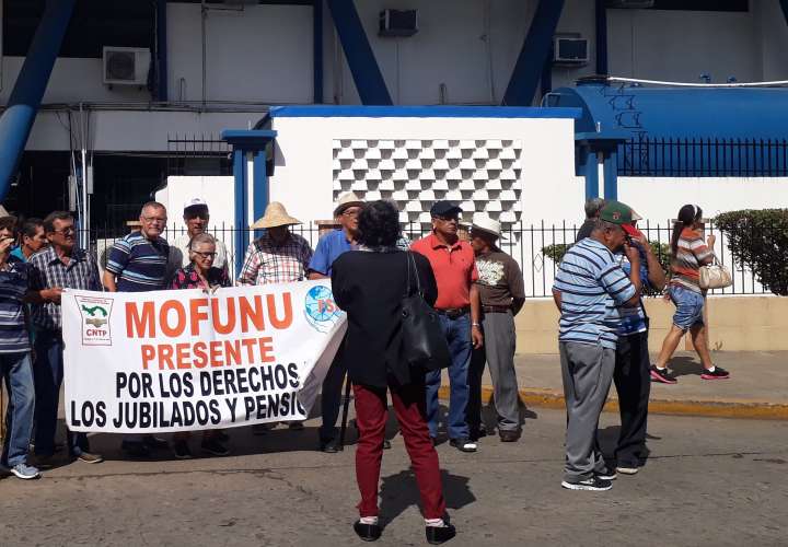 Jubilados protestan por falta de medicamentos y médicos especialistas