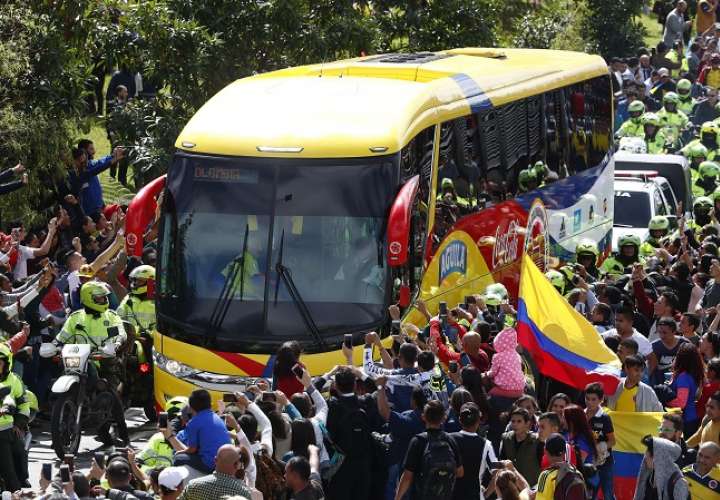 Aficionados saludan al paso del autobús que transporta a los jugadores de la selección colombiana de fútbol./EFE