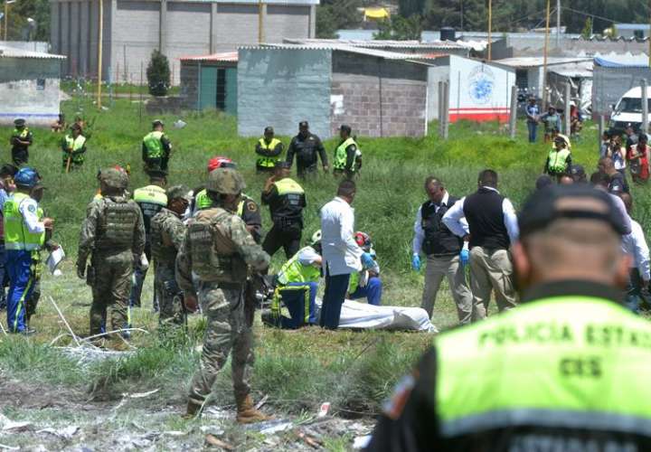 Brigadas de Protección Civil del Estado de México y bomberos trabajan hoy, jueves 5 de julio de 2018, en la zona donde al menos 19 personas murieron en una explosión, en el municipio de Tultepec (México). EFE