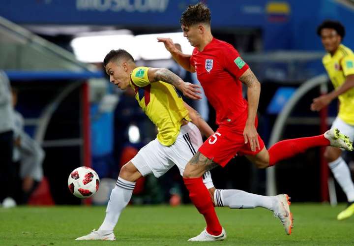 El centrocampista colombiano Quintero (u) y el defensa inglés John Stones, durante el partido Colombia-Inglaterra, de octavos de final. Foto EFE