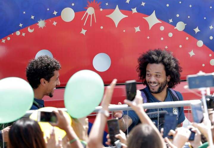 El jugador de Brasil Marcelo saluda a fanáticos a su llegada al hotel de concentración hoy. Foto EFE
