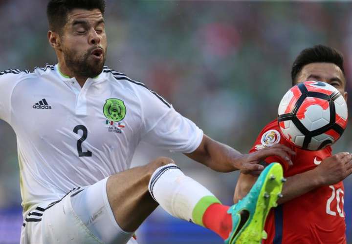 El defensa Néstor Araujo es uno de los jugadores de mejor rendimiento al frente de la selección mexicana. Foto EFE