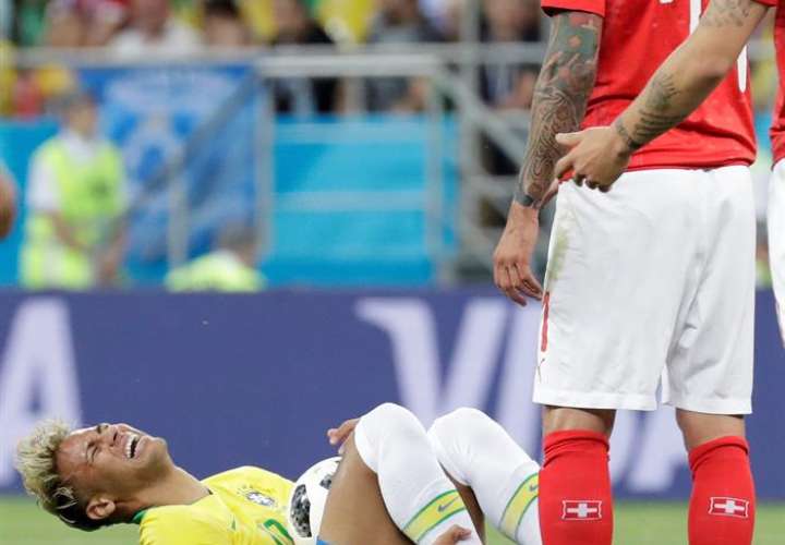 Neymar ha sido fuertemente criticado por exagerar las faltas que recibe. Foto EFE