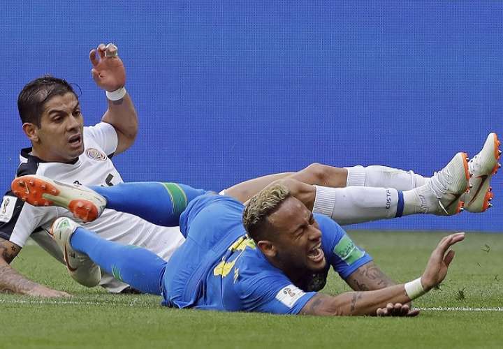 Neymar será recordado en el Mundial de Rusia 2018 por sus impresionantes actuaciones por las faltas que recibía. Foto EFE