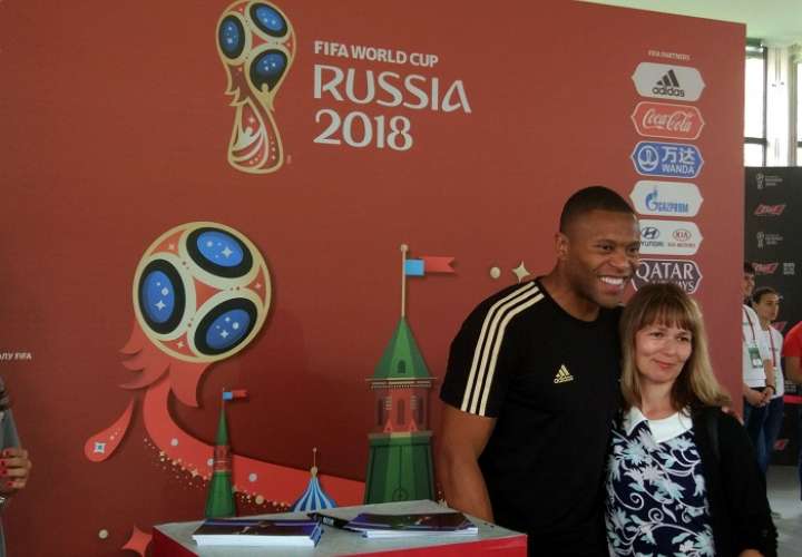 El exfutbolista brasileño Julio Cesar Baptista (i) posa con una persona en un acto organizado por la FIFA, en la Plaza Roja de Moscú (Rusia)./EFE