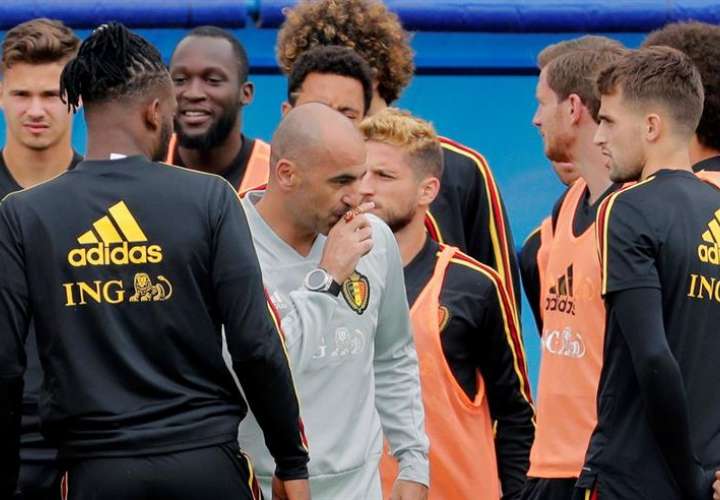 El entrenador de la selección de Bélgica, el español Roberto Martínez (c), charla con sus jugadores durante el entrenamiento. Foto EFE