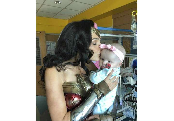Gal Gadot sorprende a niños en hospital al mejor estilo de Wonder Woman