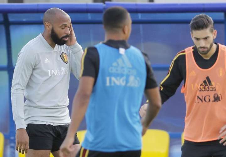 El asistente del seleccionador de Bélgica, el exfutbolista francés Thierry Henry, participa en un entrenamiento./EFE