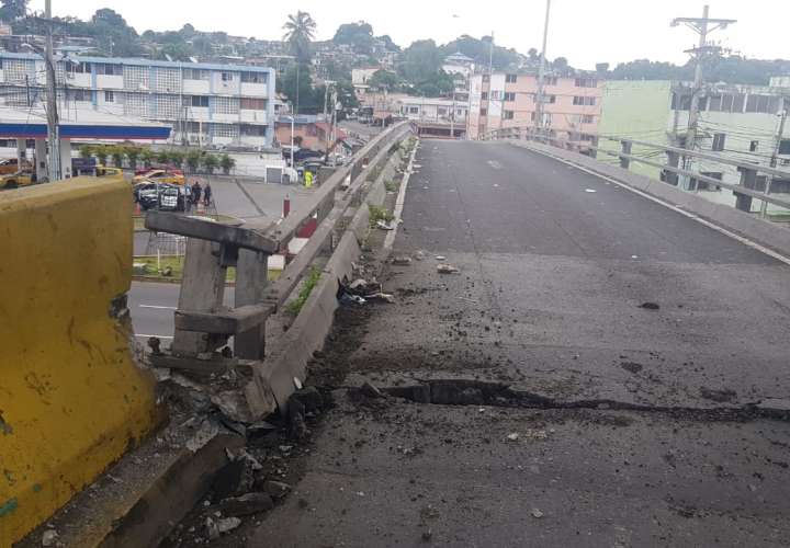 Grúa golpea puente vehicular; MOP ordena cierre 