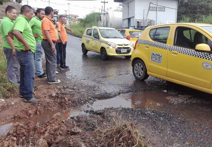 Taxistas protestan por mal estado de la vía en Arraiján