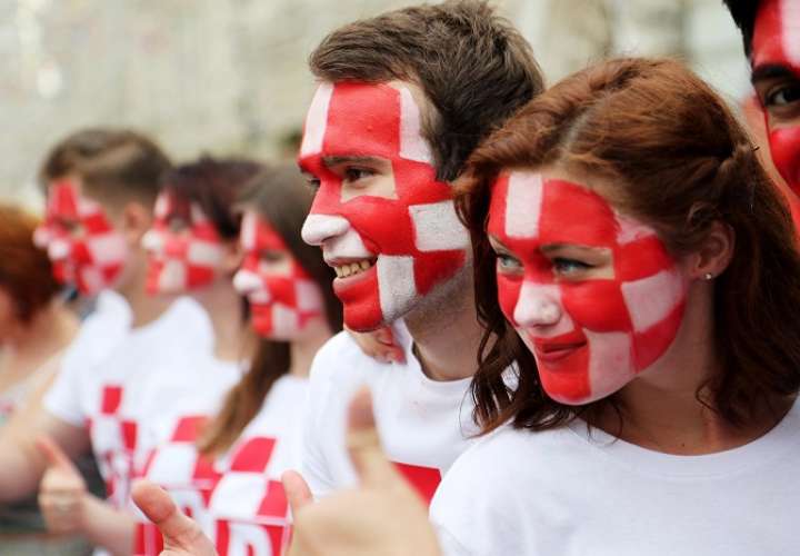 Pocos aficionados croatas se imaginaron que se quedarían hasta el día de la final del Mundial Rusia 2018. /AP